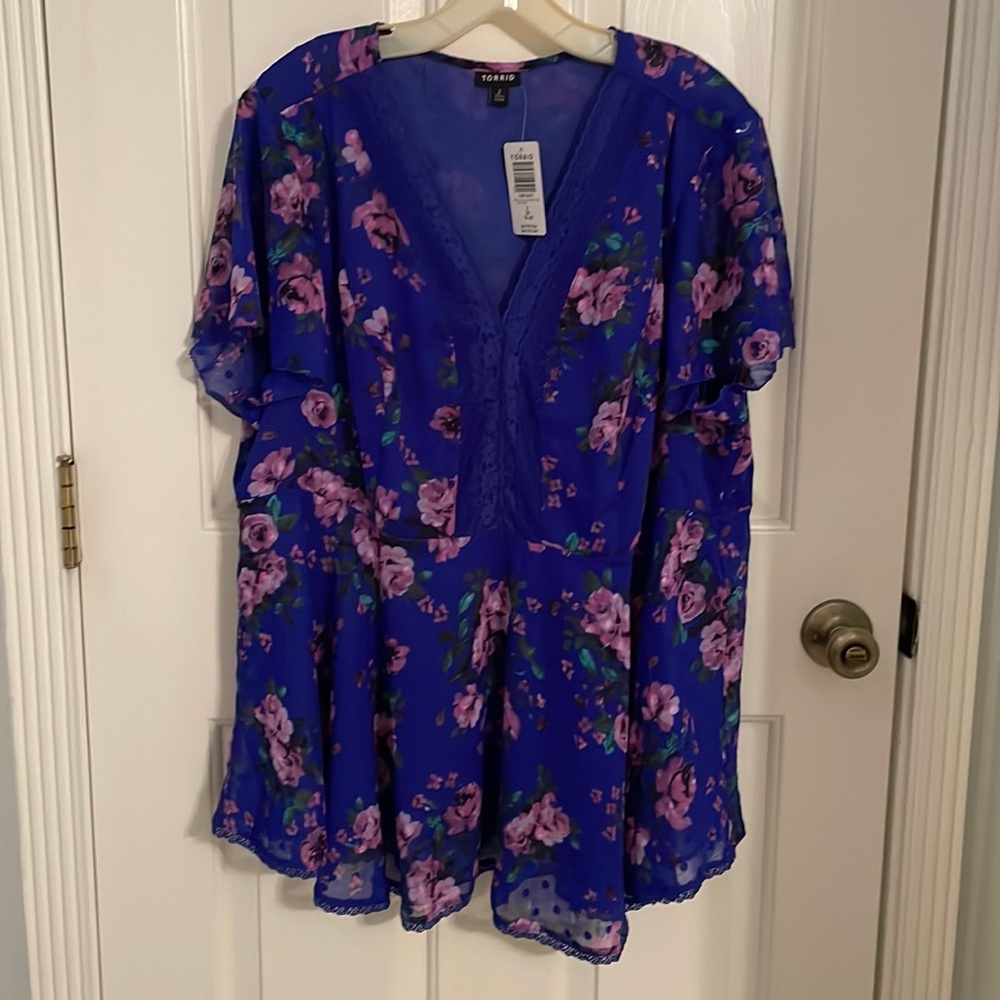 TORRID FLUTTER PEPLUM BLOUSE - CLIP DOT FLORAL BLUE, NWT